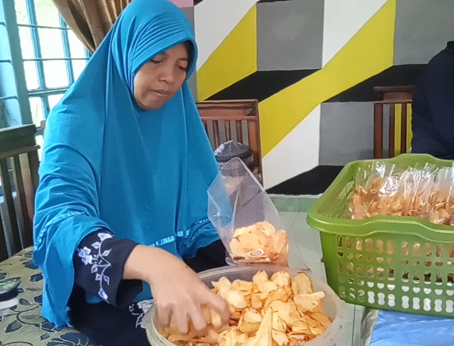 bariyah-pemilik-umkm-keripik-singkong-bagus.jpg