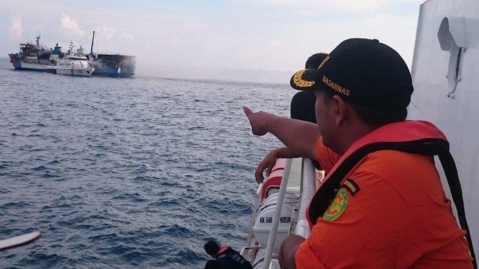 REKAMAN VIDEO KM Gerbang Samudra I Terbakar, 130 Penumpang di Dalamnya, 3 Orang Hilang