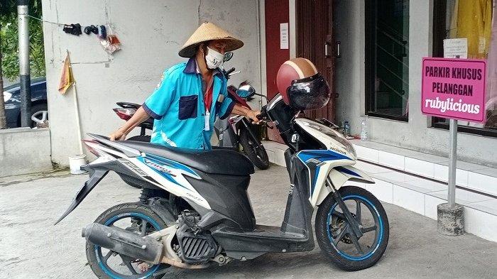 Kumpulkan UangSejak 40 Tahun Lalu, Tukang Parkir dan Istrinya Rela Batal Naik Haji Karena Corona