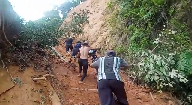 Bekas Longsor di Batang Asai Sarolangun Masih Menutupi Jalan, Warga Terpaksa Dorong Motor