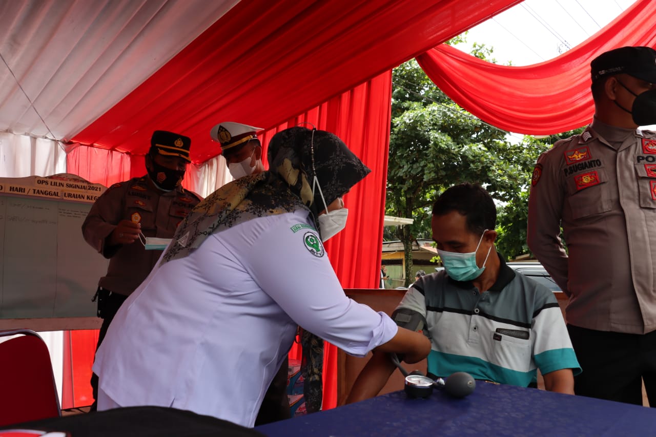 Belasan Pengendara di Sarolangun Divaksin Covid-19 oleh Petugas Check Point Saat Melintas