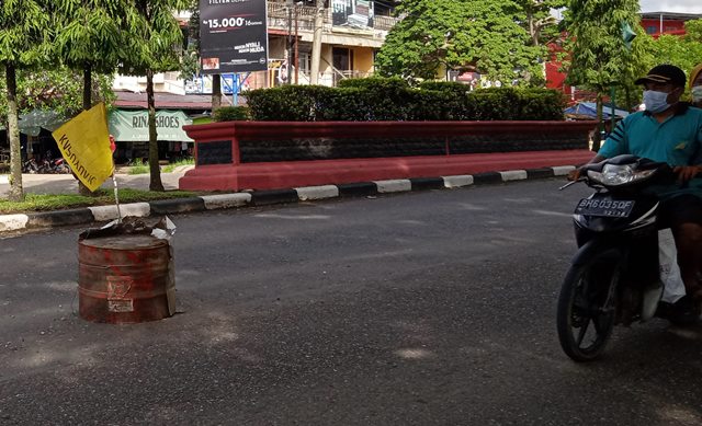 Warga Sarolangun Protes Jalan Rusak, Pasang Bendera Kuning di Jalan Lintas Sarolangun-Sumsel
