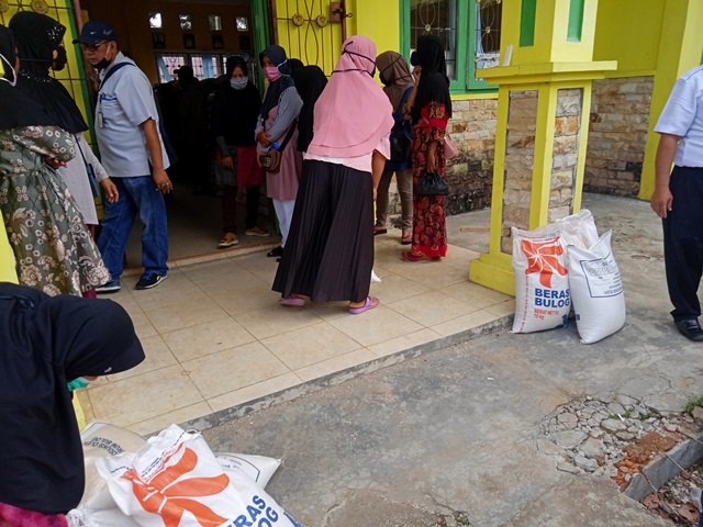 beras-bulog-di-kantor-camat-sarolangun.jpg