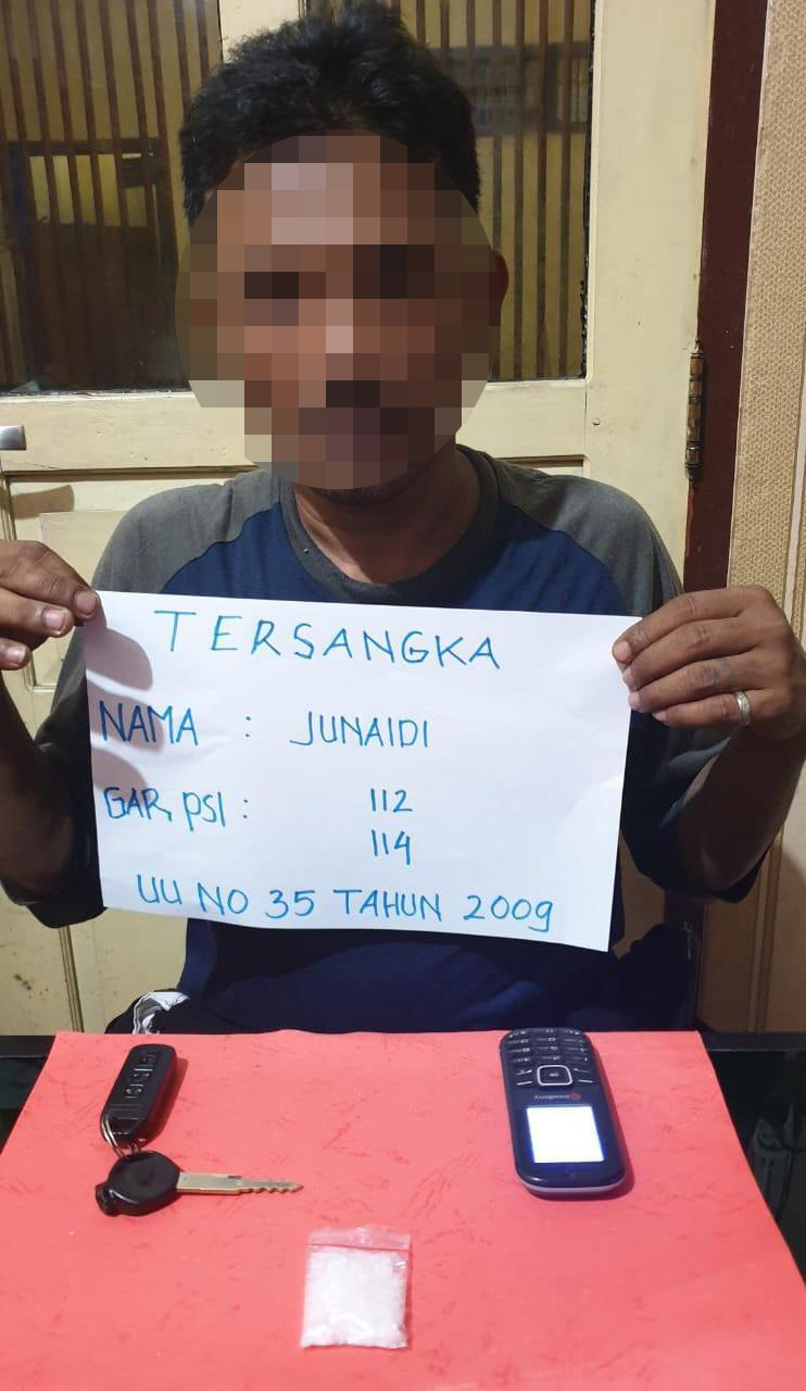 bertingkah-mencurigakan-sebelum-diringkus-polisi-junaidi-sempat-buang-sabu.jpg