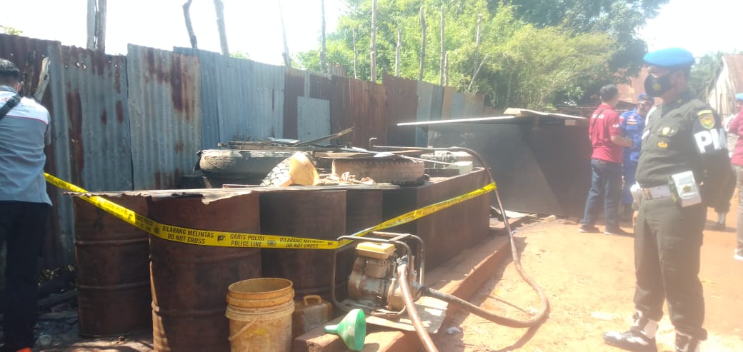 Petugas Gabungan Temukan Mesin Dompeng dan Solar Murni di Gudang Minyak Ilegal Kotabaru