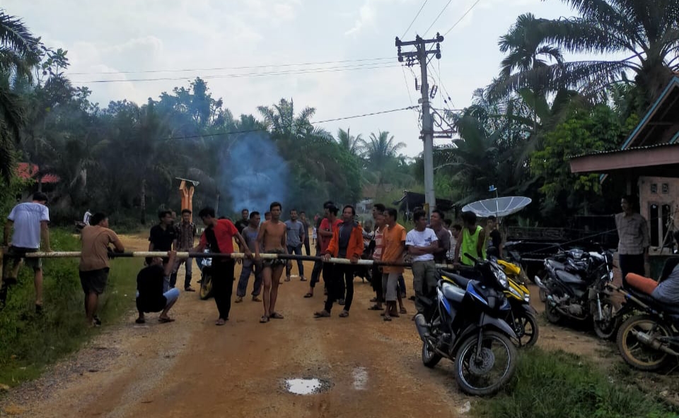 Blokir Jalan Utama yang Rusak, Warga Pangkal Bloteng, Tebo, Kesal Anggap Perusahaan Tak Tepati Janji