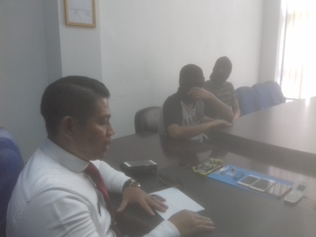 FOTO: Tri: Baru Kakak Tersangka yang Datang