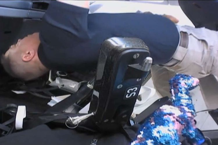 Bawa Boneka Dinosaurus Biru, Astronot IniJadi Perhatian Netizen, Ternyata Ini Tujuannya