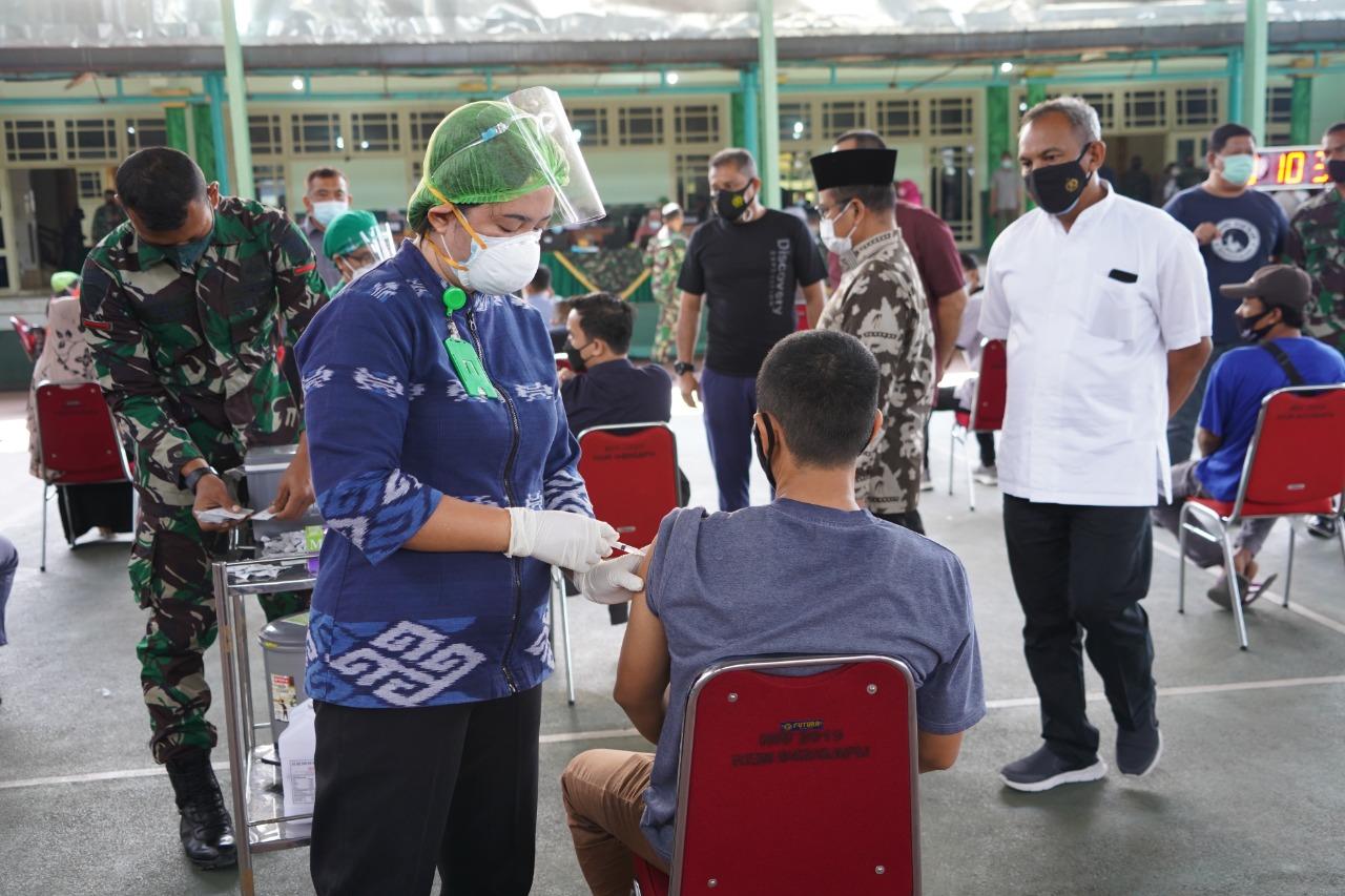 Masyarakat Masih Ramai pada Hari Kedua Vaksinasi Massal di Korem 042/Gapu