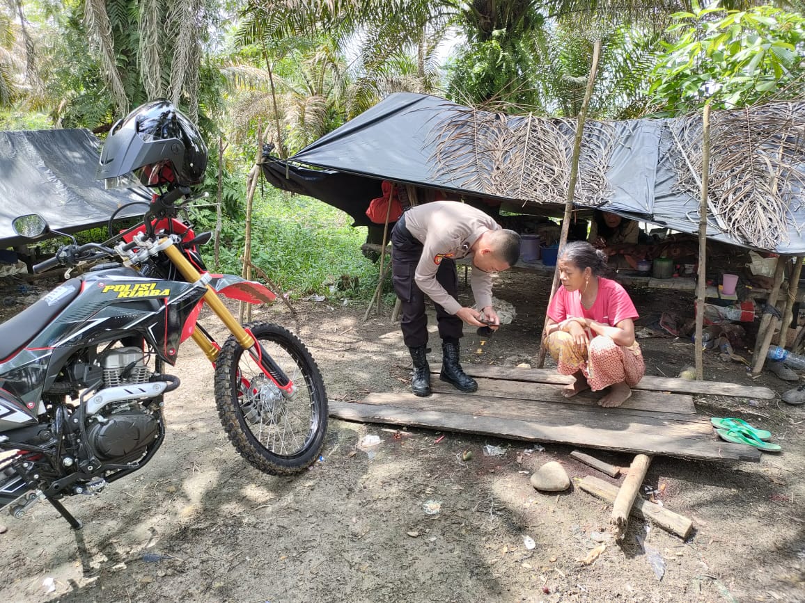 bripda-perbal-tampung-personil-polres-sarolangun-menyambangi-permukiman-suku-anak-dalam.jpg