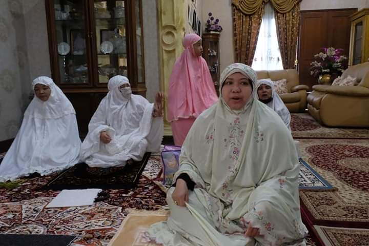 bupati-muarojambi-masnah-busro-melaksanakan-salat-idul-fitri-sec.jpg