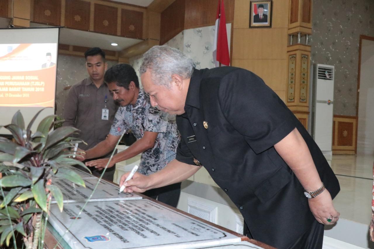 bupati-safrial-menandatangani-prasasti-program-tjslp.jpg