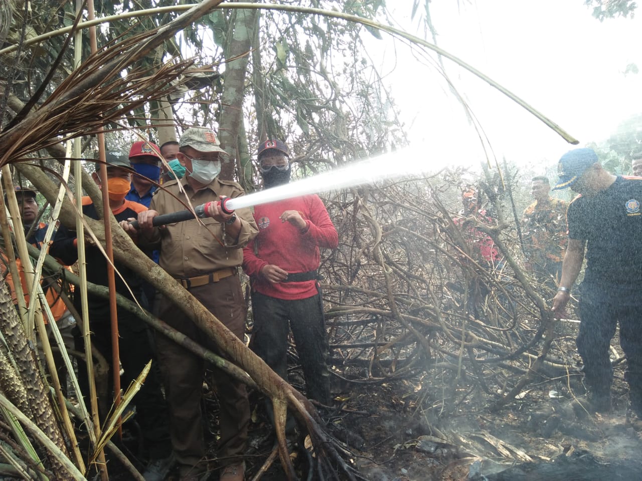 Bupati Sarolangun, Cek Endra Ikut Berjibaku Bersama Tim Satgas Karhutla Padamkan Api