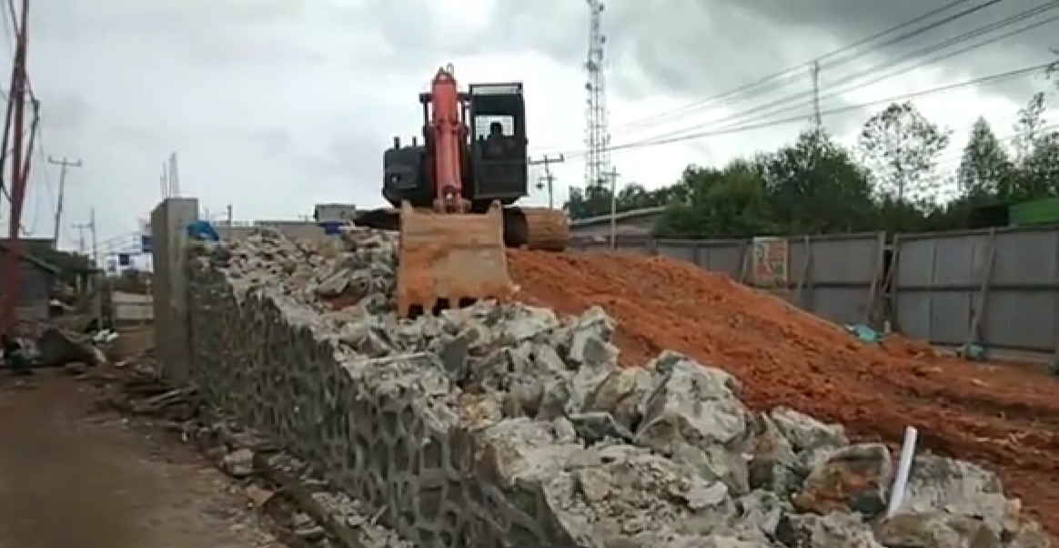 Tuai Polemik, Warga dan Kontraktor Sepakat Tinggi Jembatan Parit Gompong Tanjabbar Diturunkan