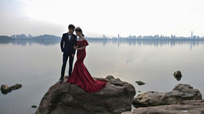 calon-pengantin-yang-menggunakan-masker-saat-pengambilan-foto-pra-wedding.jpg