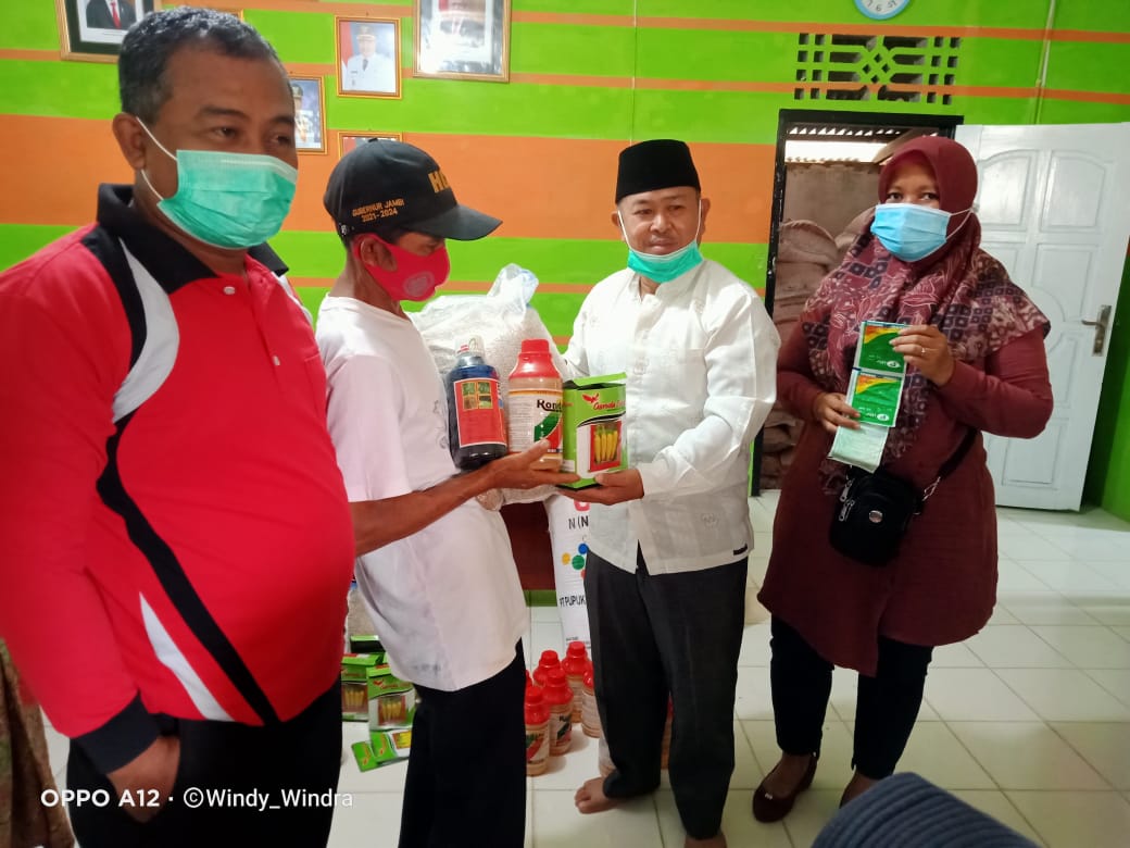 camat-sarolangun-huzairin-saman-memberikan-arahan-kepada-petani-di-sungai-abang.jpg