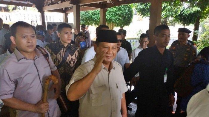 capres-nomor-urut-02-prabowo-subianto-tiba-di-makam-soeharto-dan-tien-soeharto.jpg
