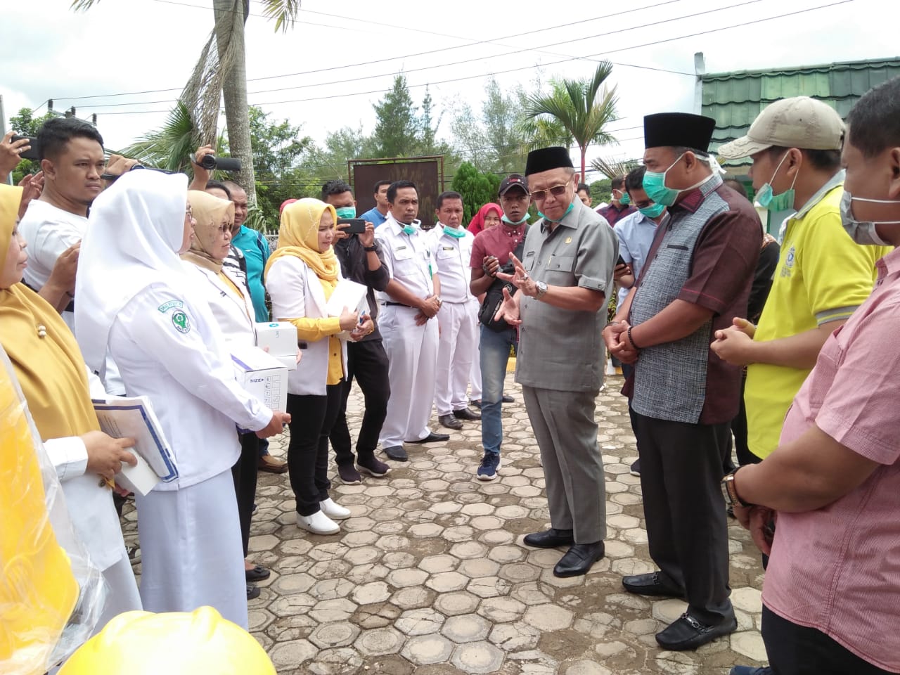 Cek Endra Serahkan 200 Set APD kepada Tenaga Medis di Sarolangun