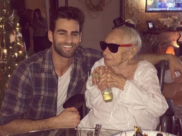 FOTO: Awalnya Gay, Tapi Wanita Usia 89 Tahun Membuat Pemuda Ini Kenal Cinta dan Normal