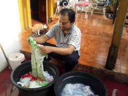 Suami Mencucikan Pakaian, Ini Kata Rasulullah