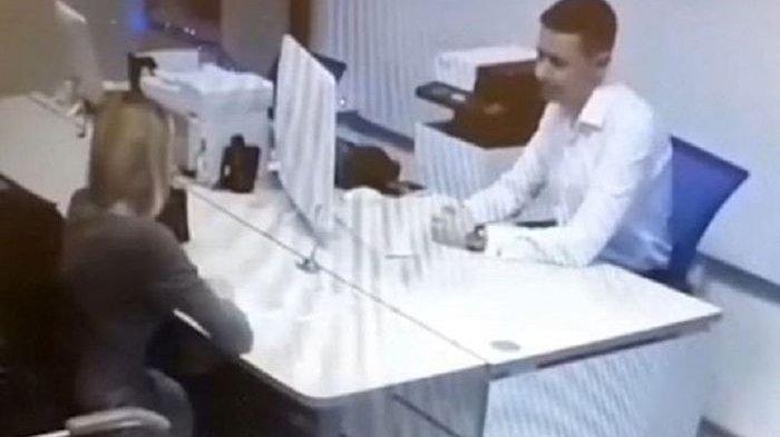 Modus Bugil Demi Pinjaman Uang,Wanita Ini tak Berdaya saat Manajer Bank Lakukan Hal Mengejutkan Ini