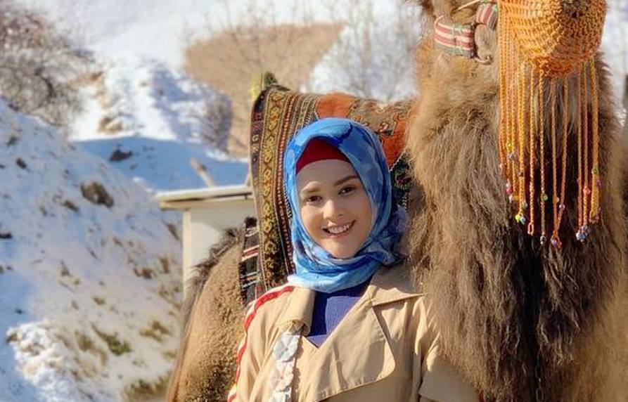 Cantiknya Cut Meyriska dengan Penampilan Baru Pakaian Hijab Syari, Hidayah Saat Umroh