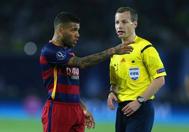 dani-alves-wasit_20150926_152252.jpg