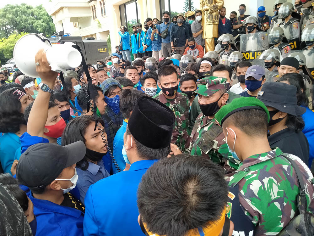 Aksi Demo PMII Jambi Menolak UU Cipta Kerja di DPRD Jambi Berakhir Ricuh, Bentrok Tak Terhindarkan