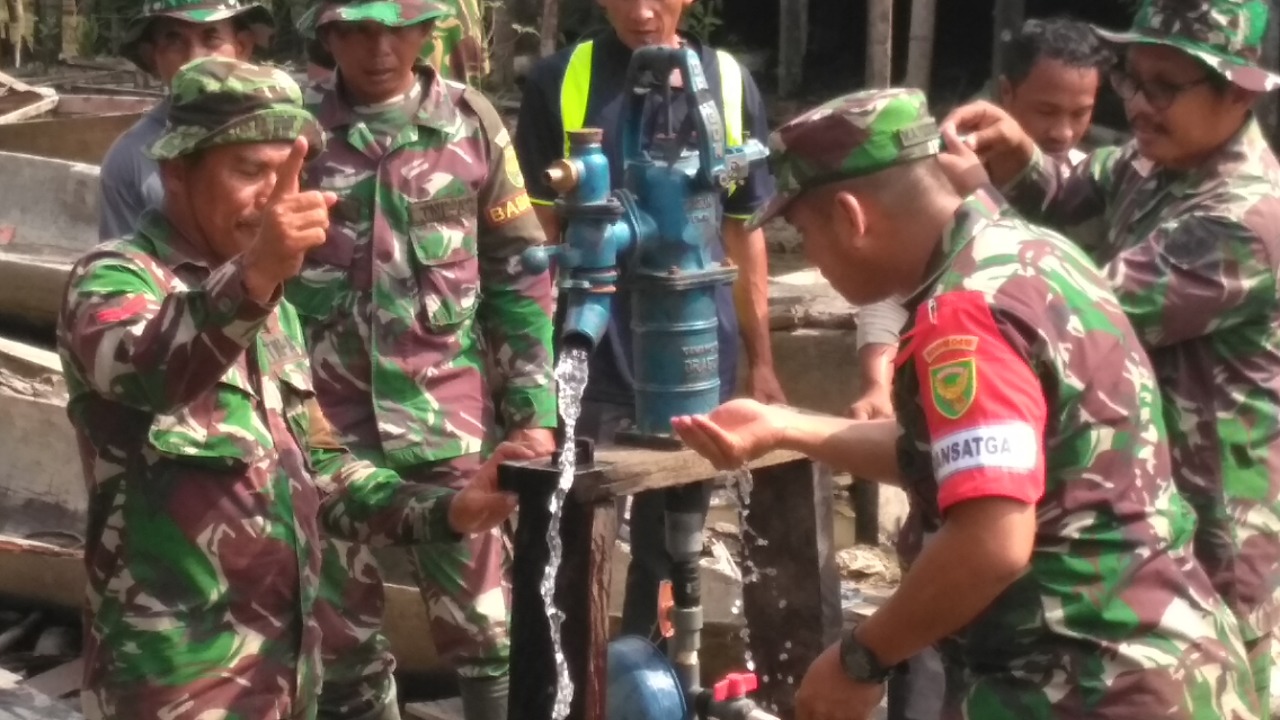 Sumur Bor Hasil Kerja TMMD Untuk 500 Jiwa di Dusun Sungai Ayam, Dansatgas Langsung Mengeceknya