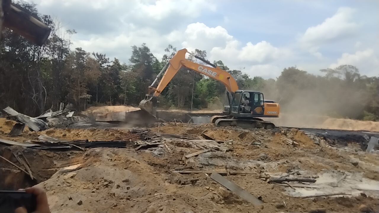 Pasca Kebakaran, Gudang Penyulingan Minyak Ilegal di Jaluko Muarojambi Diratakan Polisi