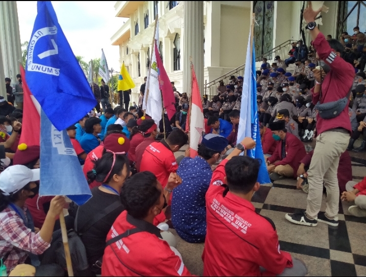 Mahasiswa Gabungan Lancarkan Aksi Demo di Depan Kantor Gubernur Jambi