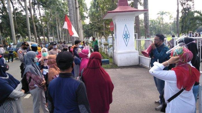 Mbah Parjiem 90 Tahun Ikut Geruduk Kantor Bupati Deli Serdang, Tak Terima Tanah Wakaf Diserobot