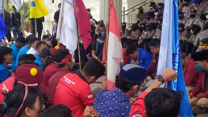 Demo Mahasiswa di Jambi, Orator: Kami Tidak Tega Lihat Ibu Kami Berdesakan Mendapatkan Minyak Goreng