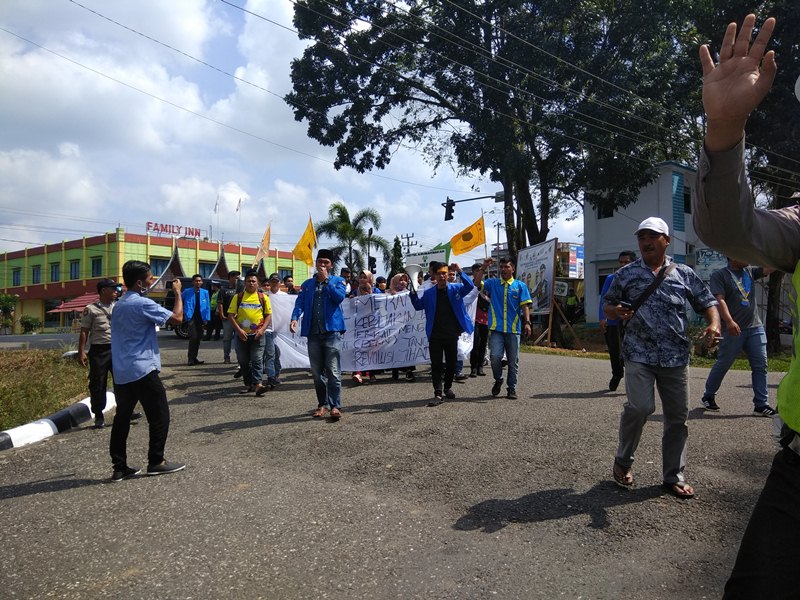 Puluhan Mahasiswa PMII Merangin Gelar Aksi, Mereka Mulai Bergerak Menuju Kantor Bupati