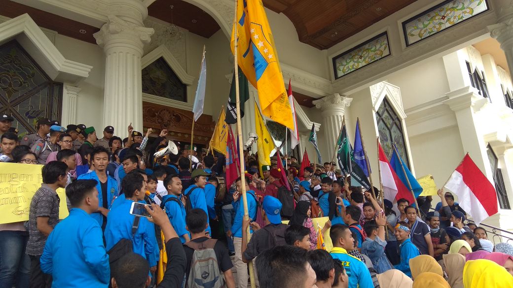 Ratusan Mahasiswa Unjuk Rasa di Kantor Gubernur Jambi, Saling Dorong Dengan Petugas Keamanan