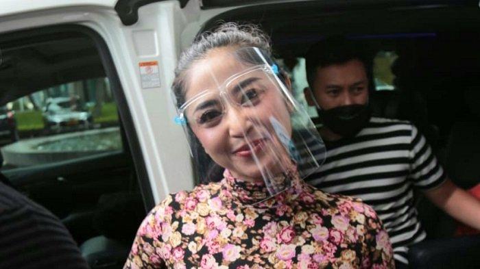 Minta Masyarakat Tak Menolak Vaksinasi Covid-19 Dewi Perssik: Jangan Pernah Mikir Negatif Aja