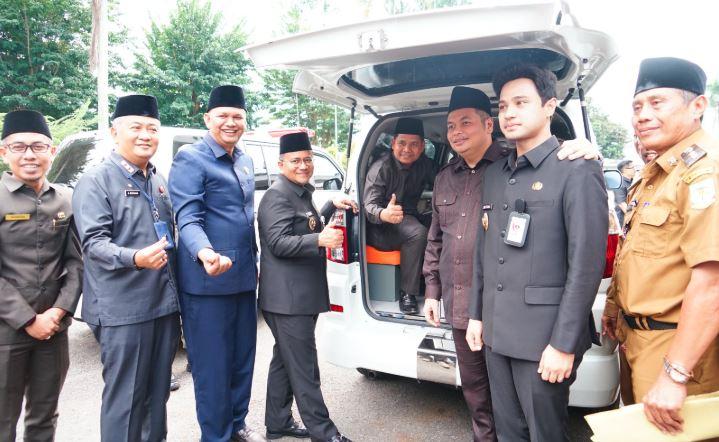 Waka DPRD Kota Jambi M Yasir Serahkan Ambulance untuk Masjid Nurul Huda Pall Lima