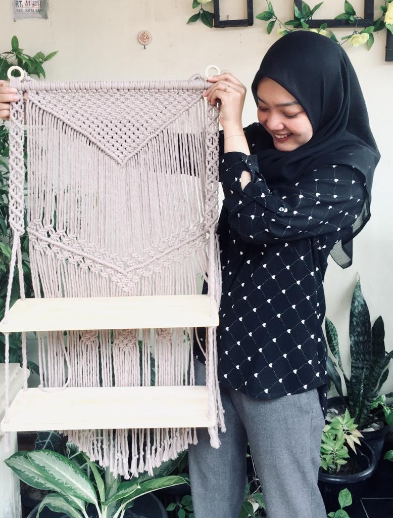 Dila Manfaatkan Keahliannya Menyimpul Tali, Hasilnya Jadi Kerajinan dan Hiasan yang Cantik
