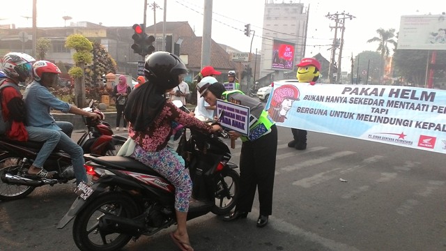 diler-honda-satlantas-bagikan-sarung-tangan2_20150825_120935.jpg