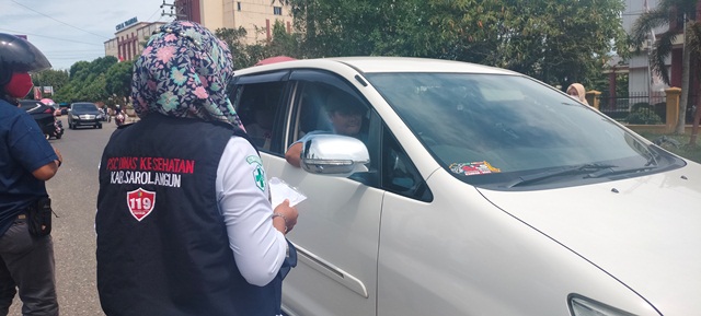 Minimalisir Omicron, Dinkes dan Polres Sarolangun Bagikan Masker ke Masyarakat