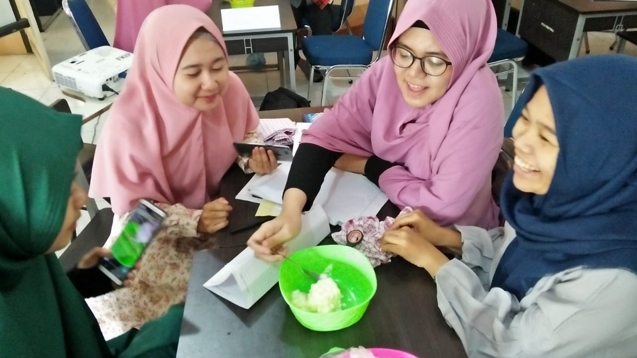Dosen Unja Ini Ajak Mahasiswa Membuat Ice Cream Tanpa Kulkas