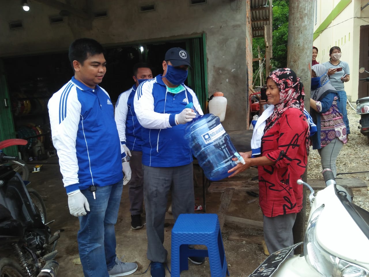 DPD PAN Sarolangun Semprot Desa Pulau Pandan dengan Disinfektan