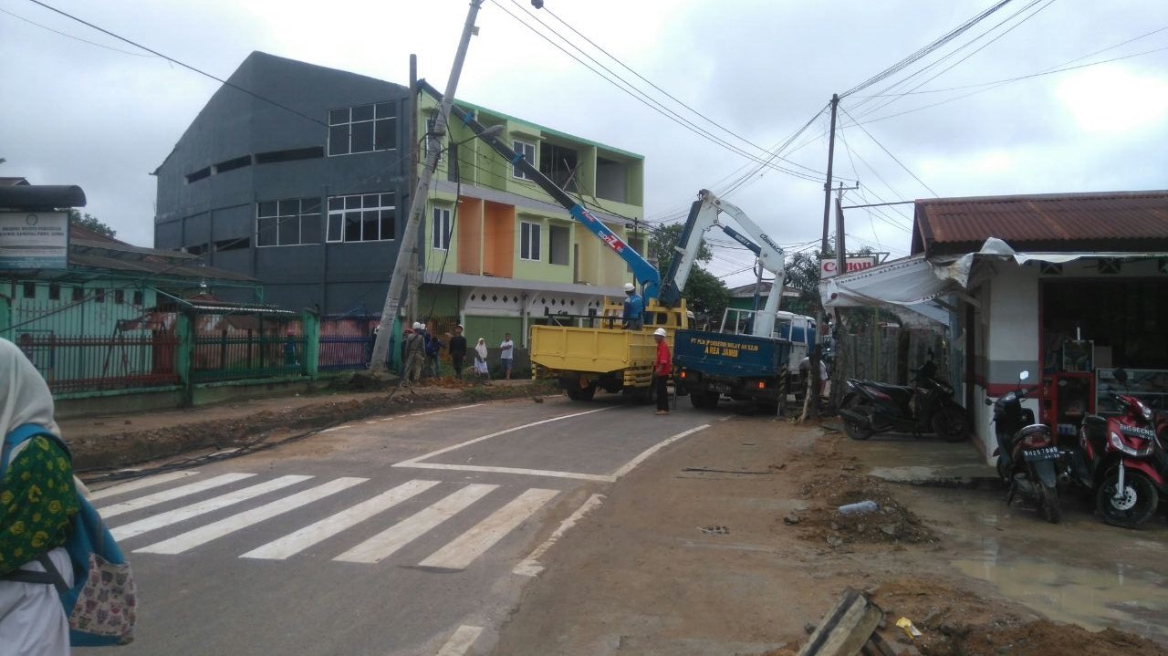 Yunius Sebut Rekanan Lalai, 2 Tiang Listrik di Dekat MAN Model Roboh