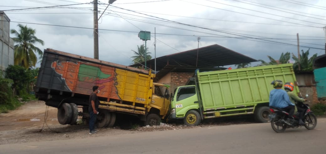 dua-unit-truk-batu-bara-terlibat-kecelakaan-adu-banteng-di-jalan-lingkar-timur-i-tanjung-lumut.jpg