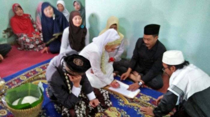 Kepala KUA Bawa Kursi dari Rumah. Diminta Tak Nikahkah Anak Dibawah Umur
