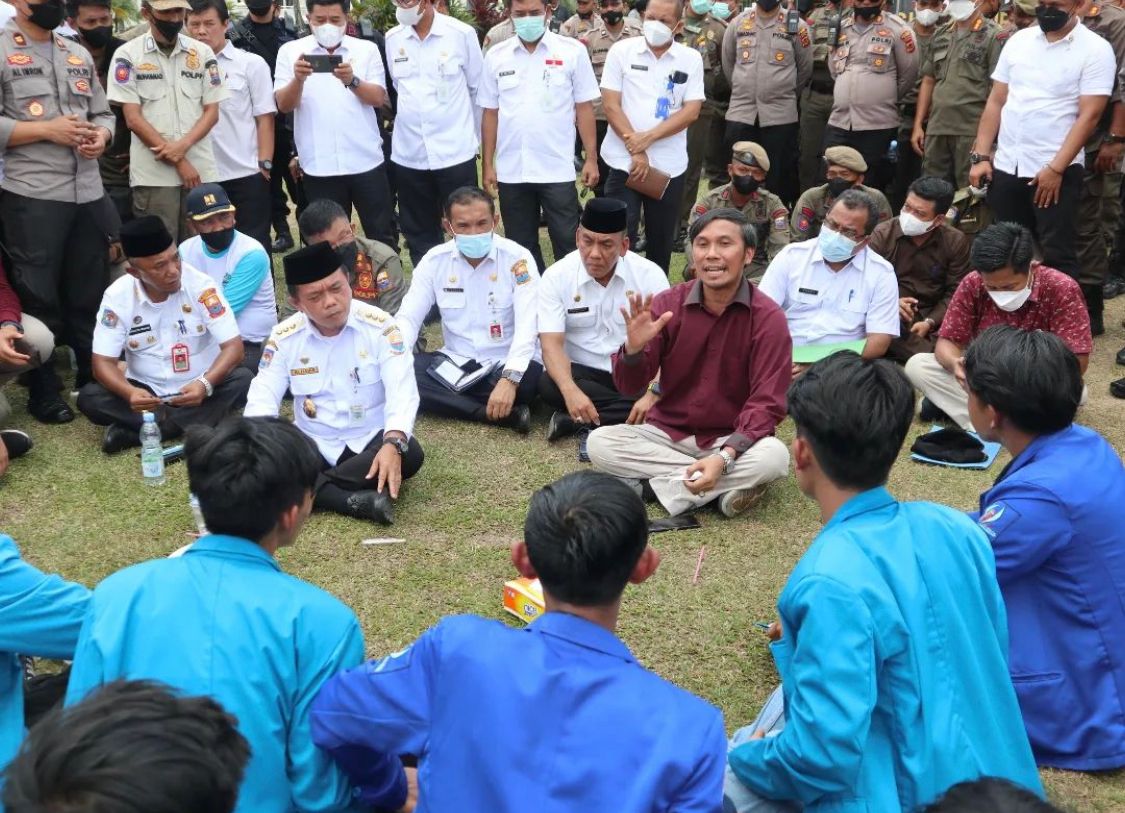 Edi Purwanto Duduk Bersama Lakukan Diskusi dengan BEM SI di Tengah Lapangan