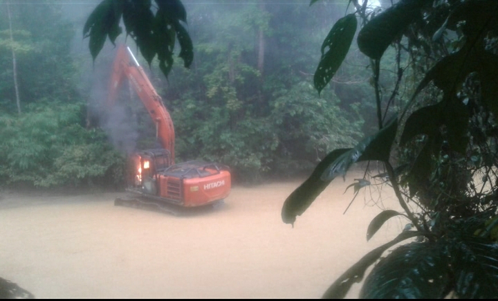 BREAKING NEWS Warga Lubuk Bedorong Sarolangun Kembali Bakar Ekskavator