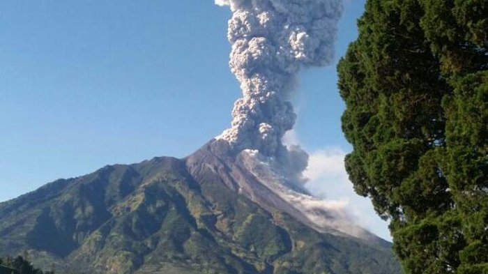 erupsi-gunung-merapi_20180524_073620.jpg