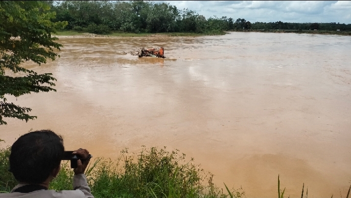 Alat Berat Excavator Tenggelam di Sungai Aliran Batang Limun Kecamatan Pelawan Sarolangun