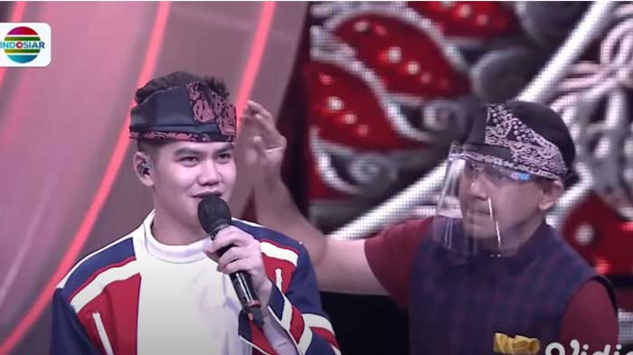 Para Host LIDA 2021 Kenakan Lacak Jambi Oleh-oleh dari Tiara